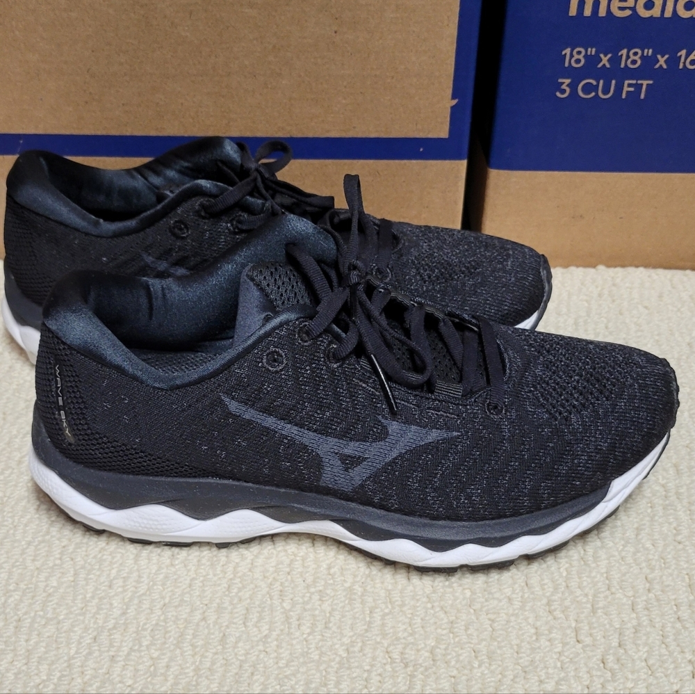 8 1/2 Mizuno Waveknit Running Shoes